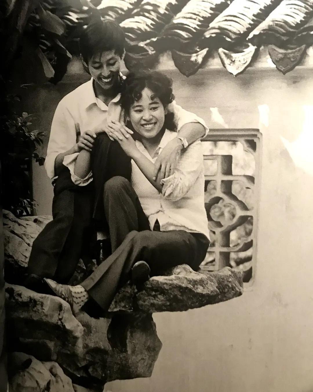 卑鄙龌龊老照片：*楼青**女子妖娆多姿，妇女露胸喂奶被孩子撕扯衣服