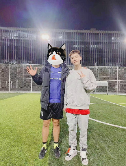 鹿晗曼联秀球技,鹿晗在综艺穿曼联球衣