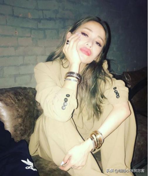 萧亚轩脸部变形,萧亚轩潇洒小姐mtv封神榜演唱会