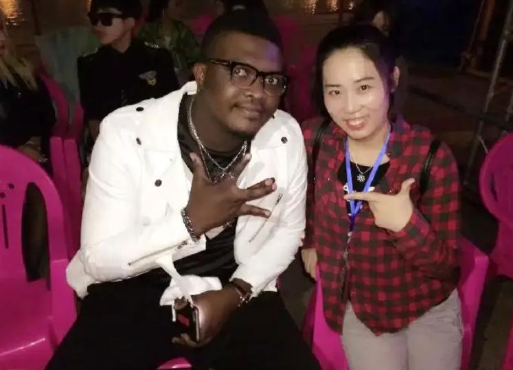 黑人歌手好弟近况：走红后迎娶中国姑娘，今36岁仍未取得中国绿卡