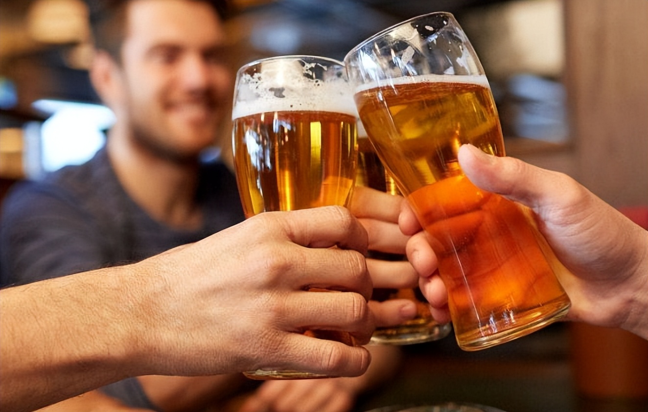 两瓶啤酒相当于白酒多少度,喝两瓶啤酒相当于多少白酒