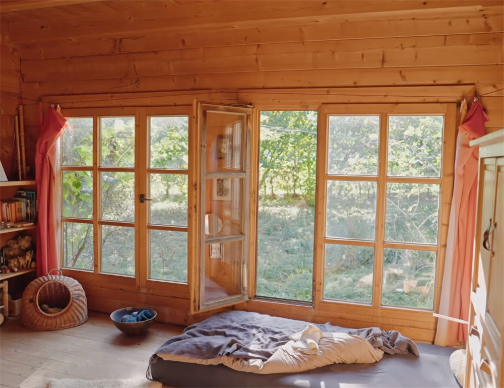 发现一位74岁奶奶的蜗居：16㎡小家没电没暖气，她却一住就是30年