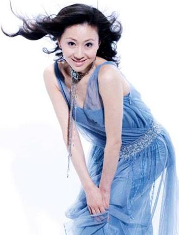 事实证明，为了钱选择当“裸模”的汤加丽，已经走上了另一条大道