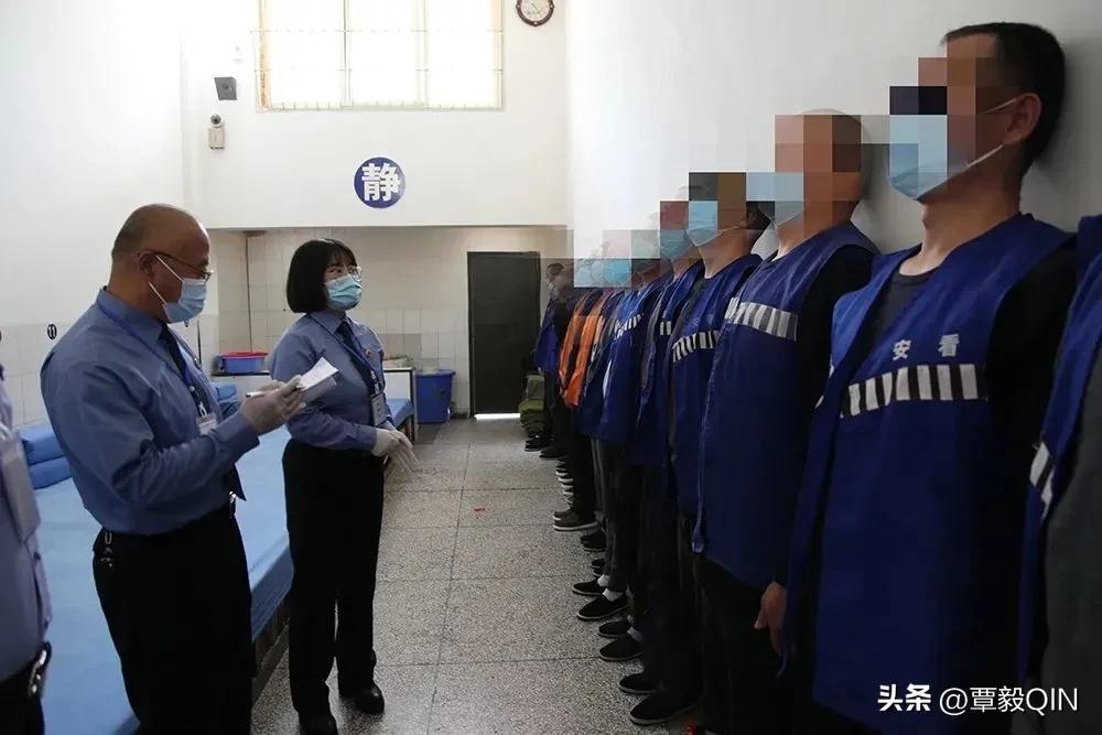 看守所里的犯人需要整天戴手铐吗,看守所里的犯人要家属付生活费吗