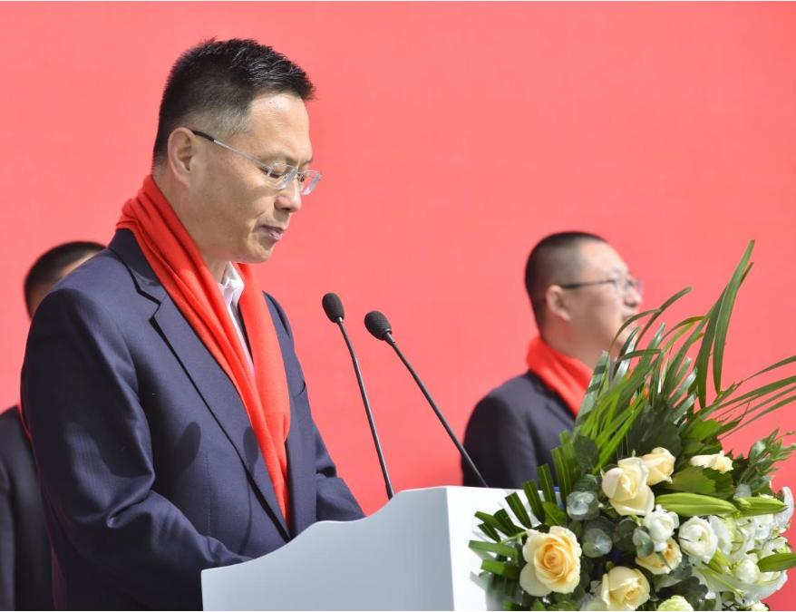 欠债2600亿，当街痛哭！给员工送宝马的河北首富，如今彻底怂了