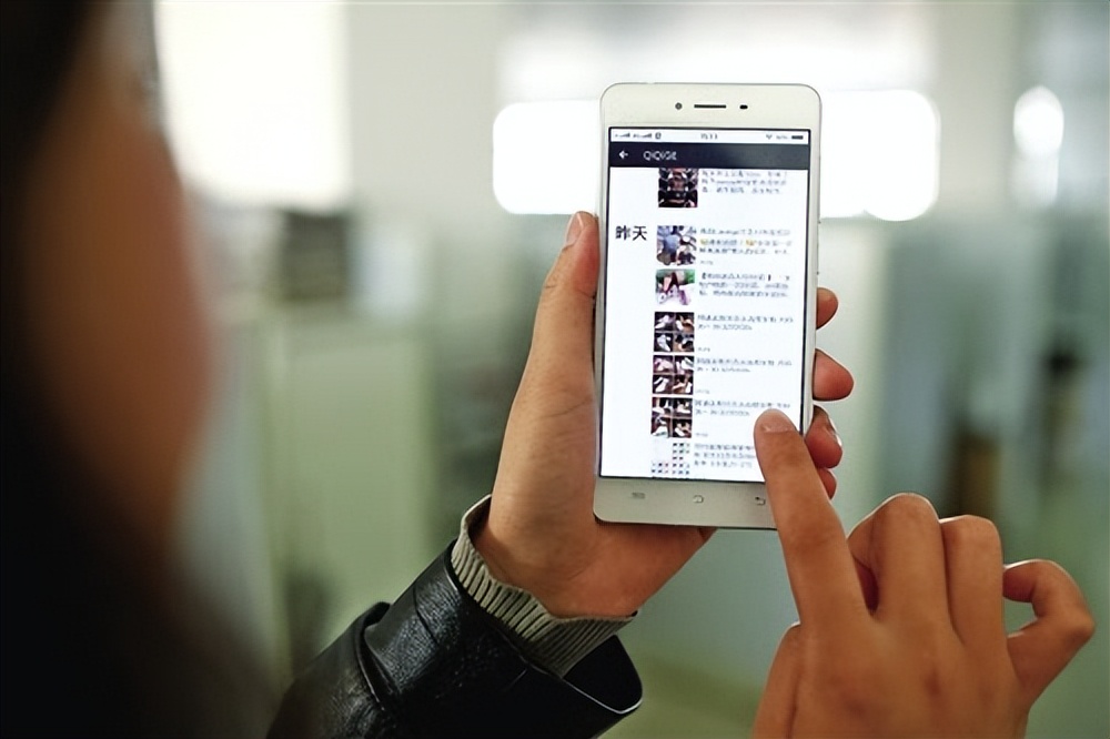 河南女孩发朋友圈借钱，将近300个陌生人给她转账，一晚到账30万