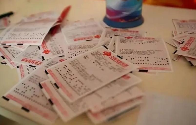 男子沉迷彩票一天好几万中奖不领,神秘男子一天买几万彩票中了不领