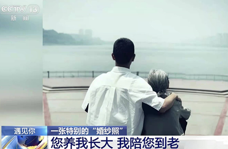 江西24岁小伙和82岁老太太婚纱照,江西25岁小伙跟老妈拍婚纱照