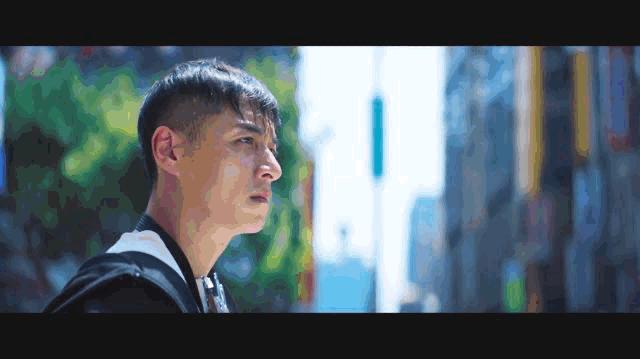 弑亲、卖肉、*拍偷**，尺度爆表，如此生猛的华语片，惊到我了