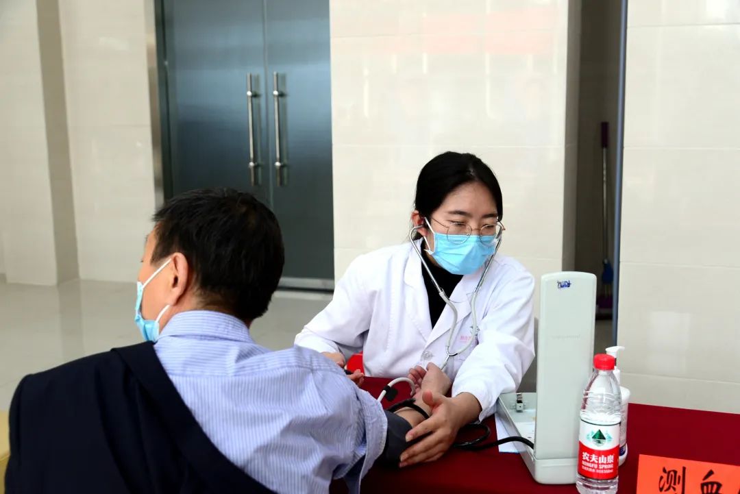 迎三八促健康免费义诊暖人心,民盟走进乡村义诊温暖人心