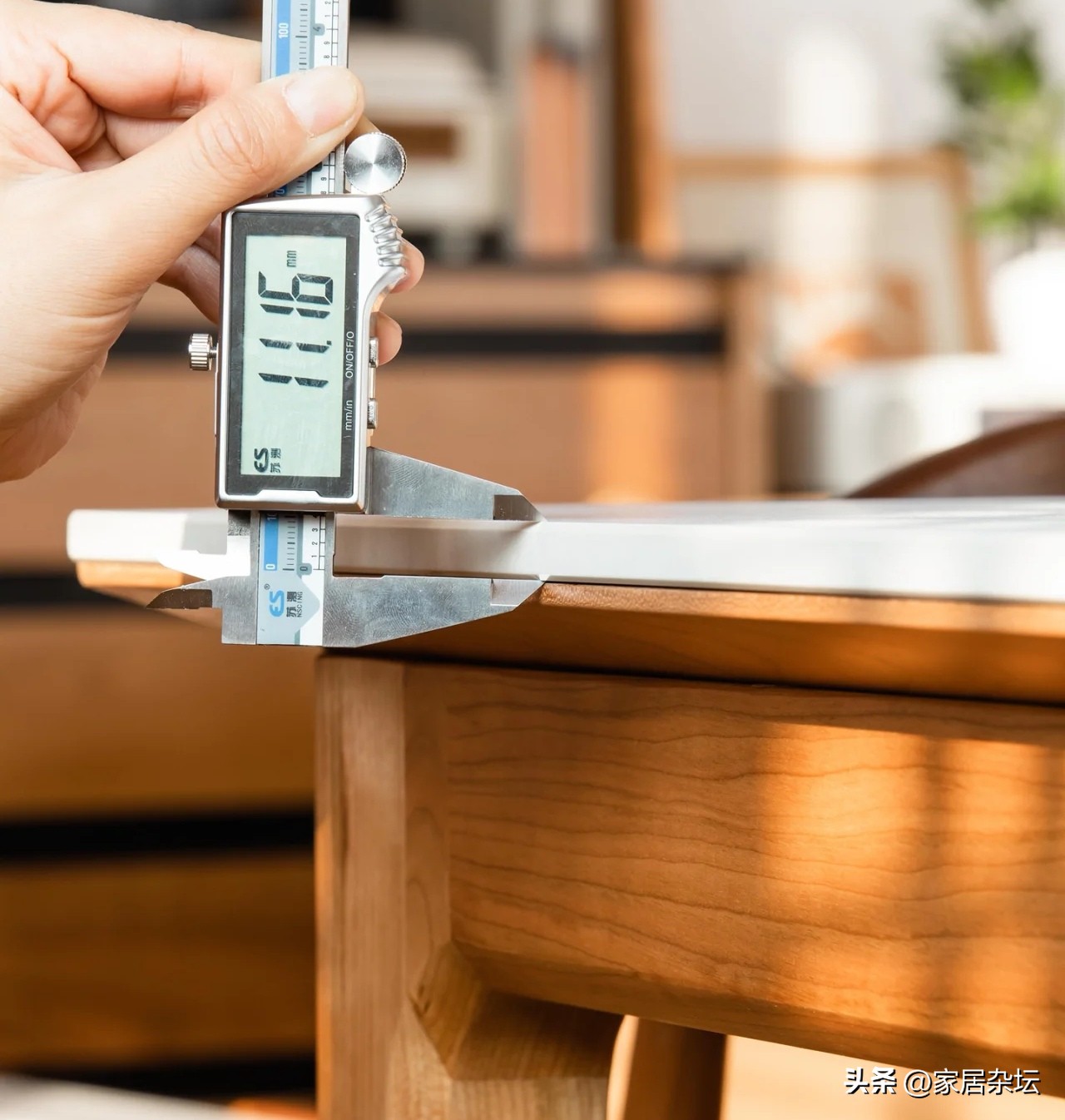 你知道怎么区分岩板餐桌的好坏吗,岩板餐桌会看起来很廉价吗