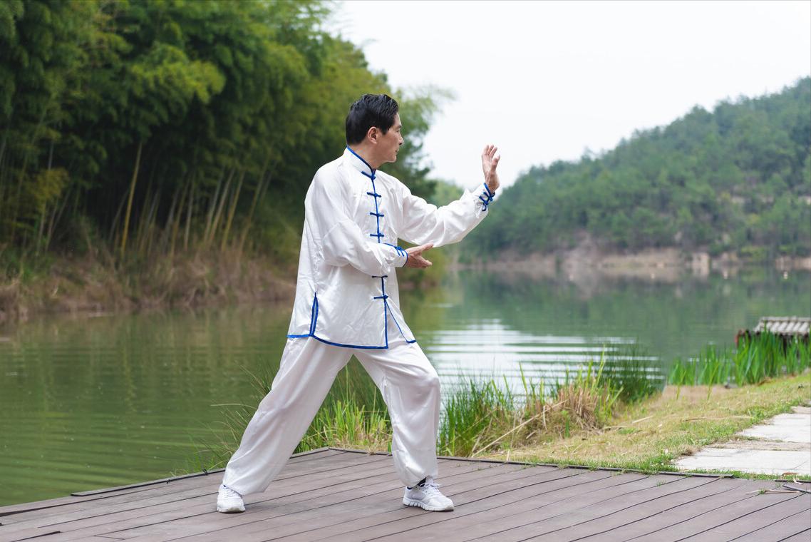 长寿的秘诀就是懒越懒越健康,年过50健身动作