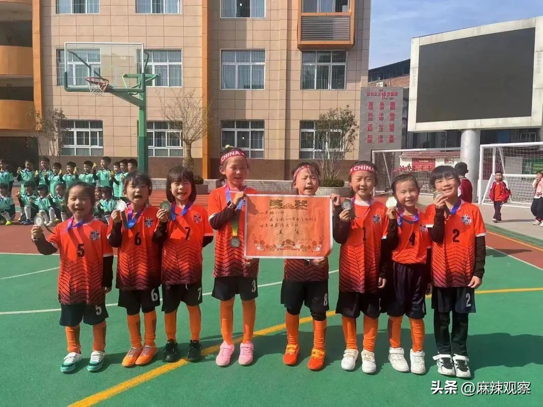 巴中市实验小学向风而行始于足下