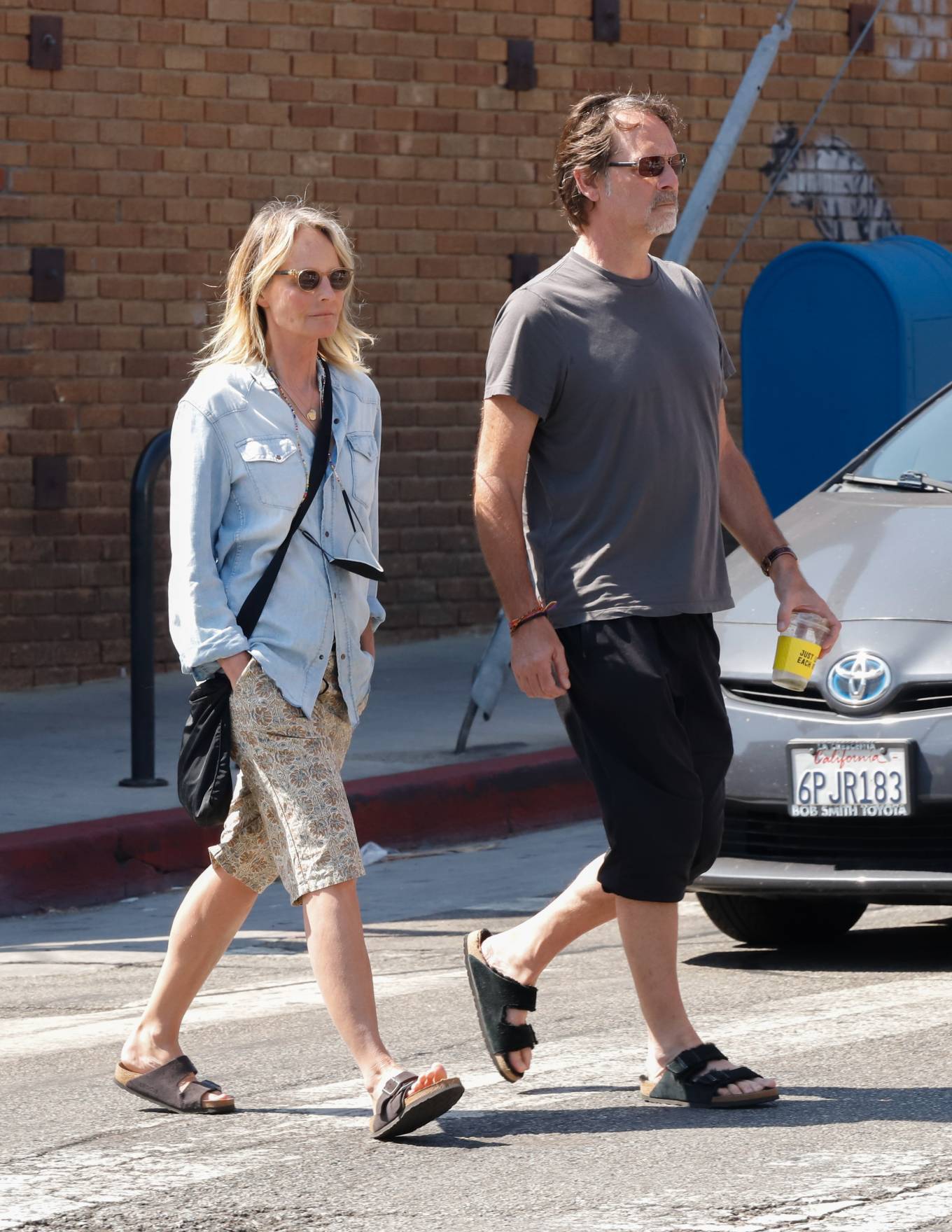 欧美明星双排扣大衣街拍,欧美明星穿飞行夹克街拍图片