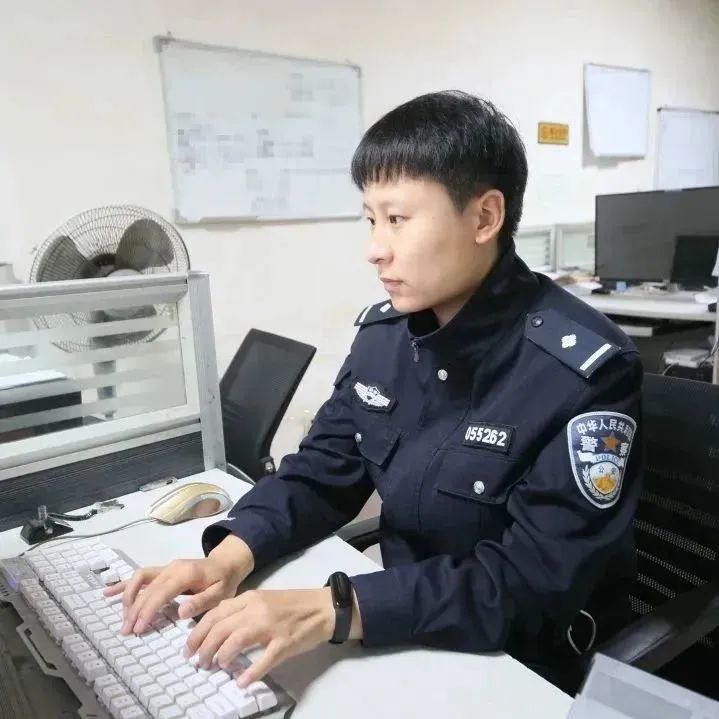 致敬了不起的她户籍女警海报,致敬了不起的她看守所女警