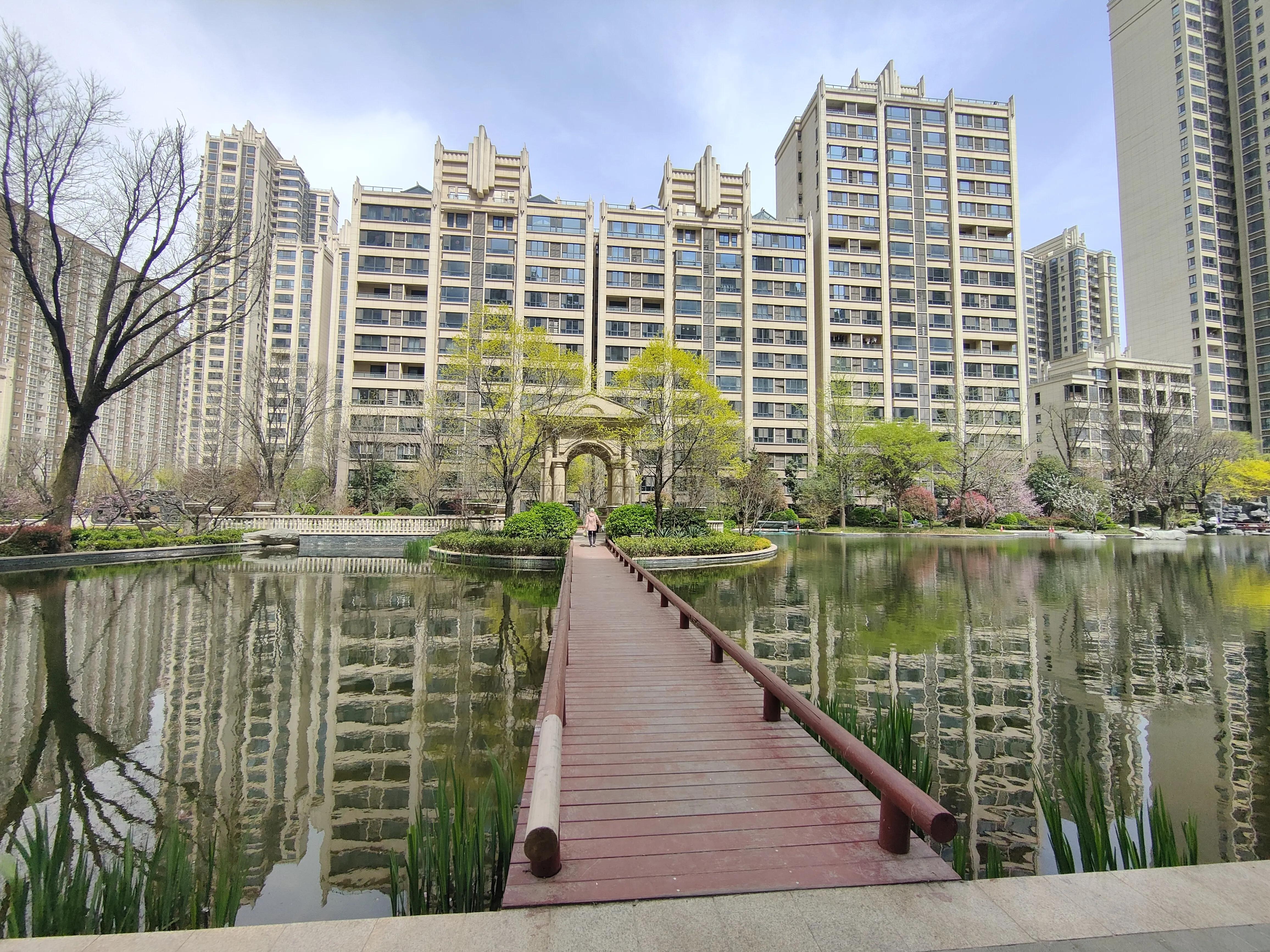 曲江龙邸距离曲江二小多远,曲江龙邸的房子值得买吗