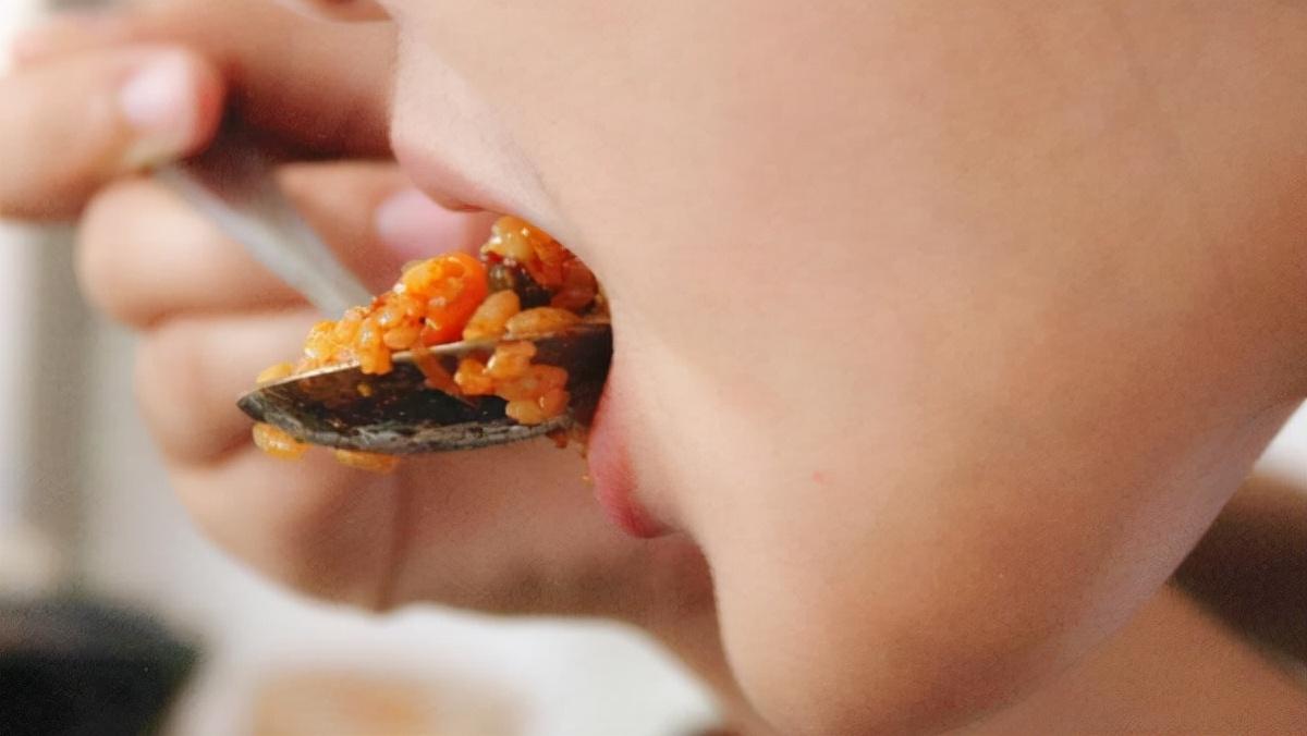 吃饭经常噎着是癌症吗,吃饭吃得很快会得什么疾病