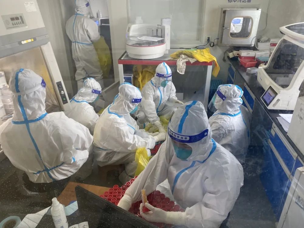 防疫第一线亮丽风景线,医护人员防疫最美背影