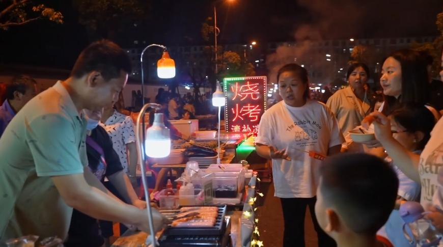 全球学子嘉游赣|华灯初上夜未央，去逛逛这几个夜市，感受烟火夜上饶！