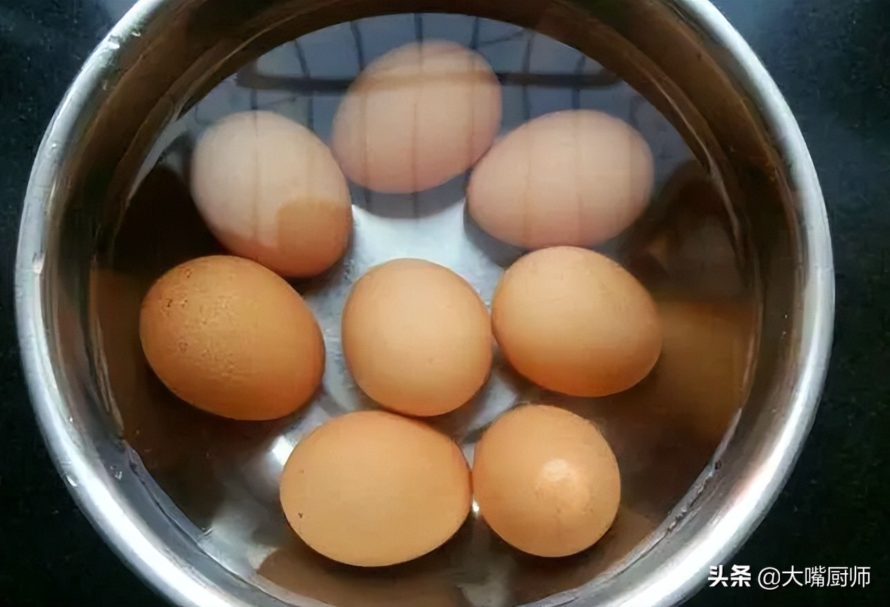 水煮蛋怎么煮蛋黄不会破,水煮蛋去蛋壳的正确做法