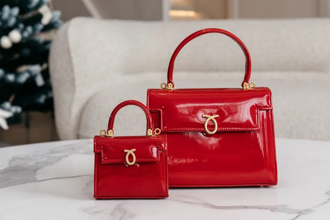 英国女王最喜欢的包包牌子,英国女王拿的包包价格