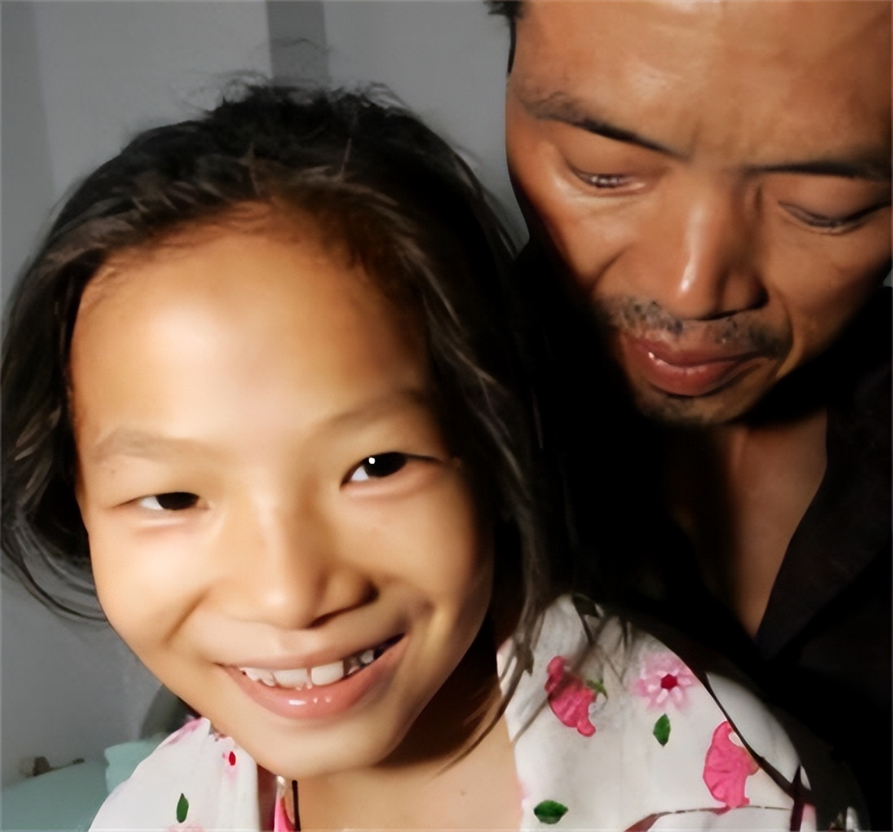 小女孩得了白血病因为穷放弃治疗,13岁女孩患白血病求妈妈放弃治疗