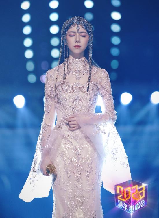 北京台春晚杨幂关晓彤杨紫,元旦跨年演唱会关晓彤造型