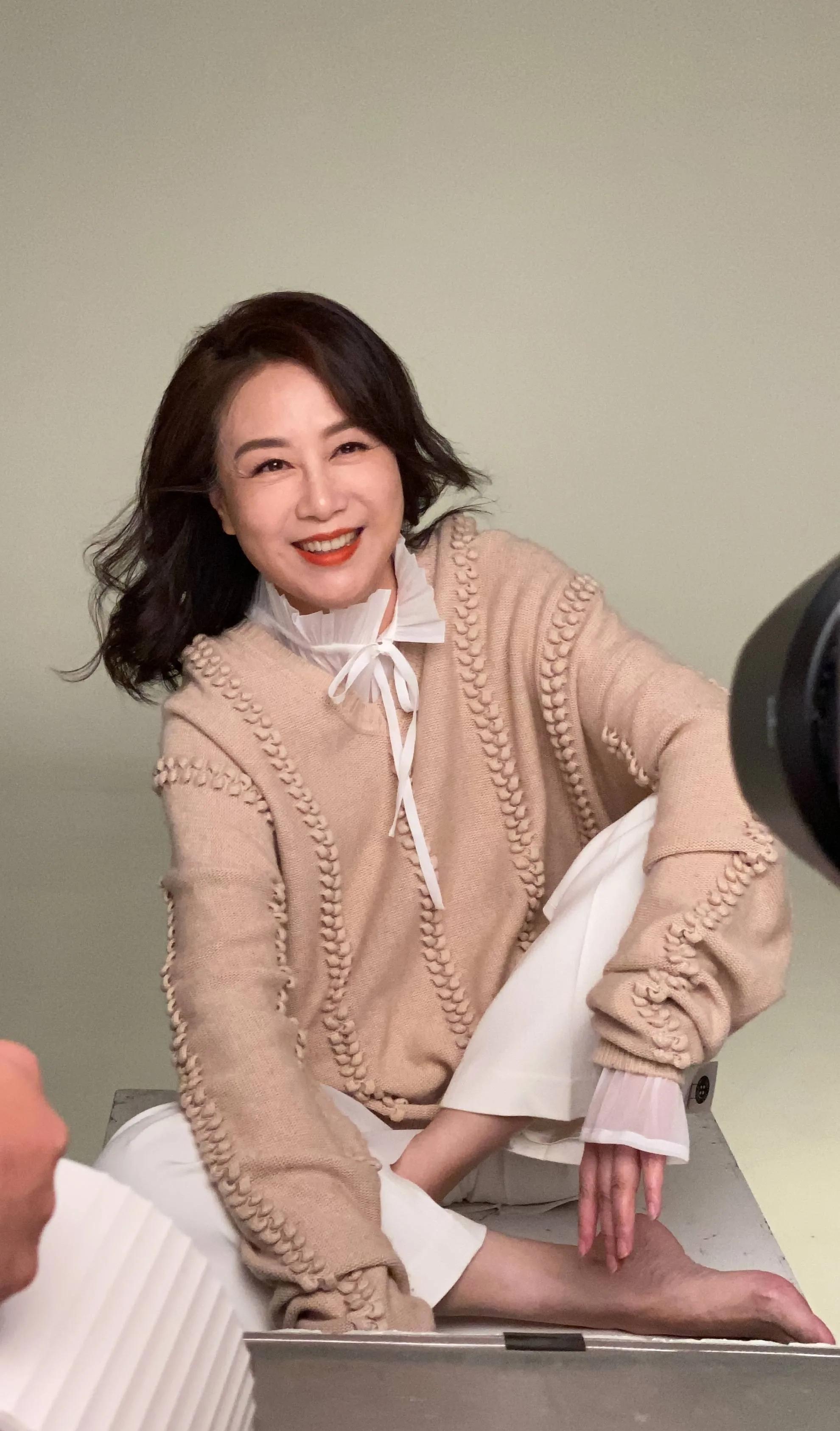 60岁吴玉芳自然老去,吴玉芳穿搭