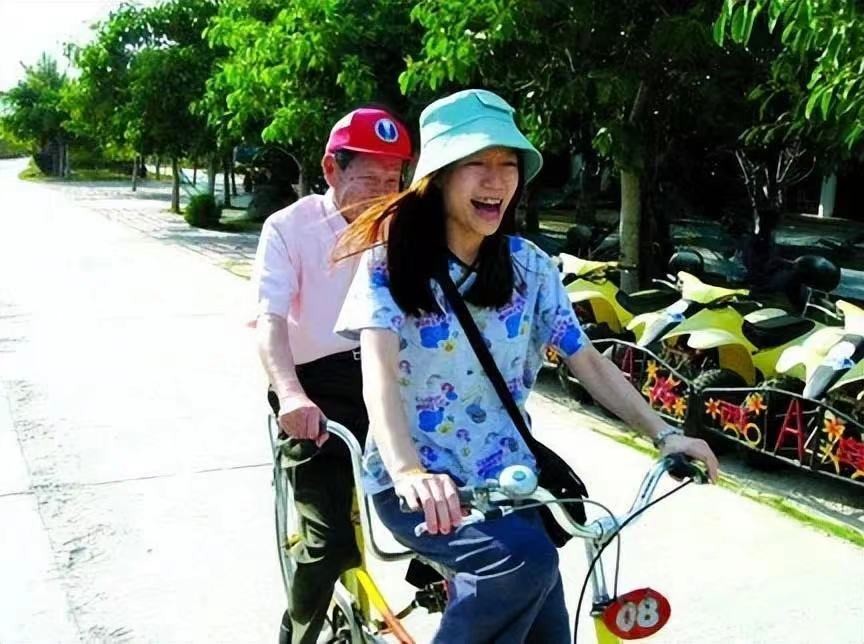 97岁杨振宁与43岁翁帆近照曝光,102岁杨振宁财产多少