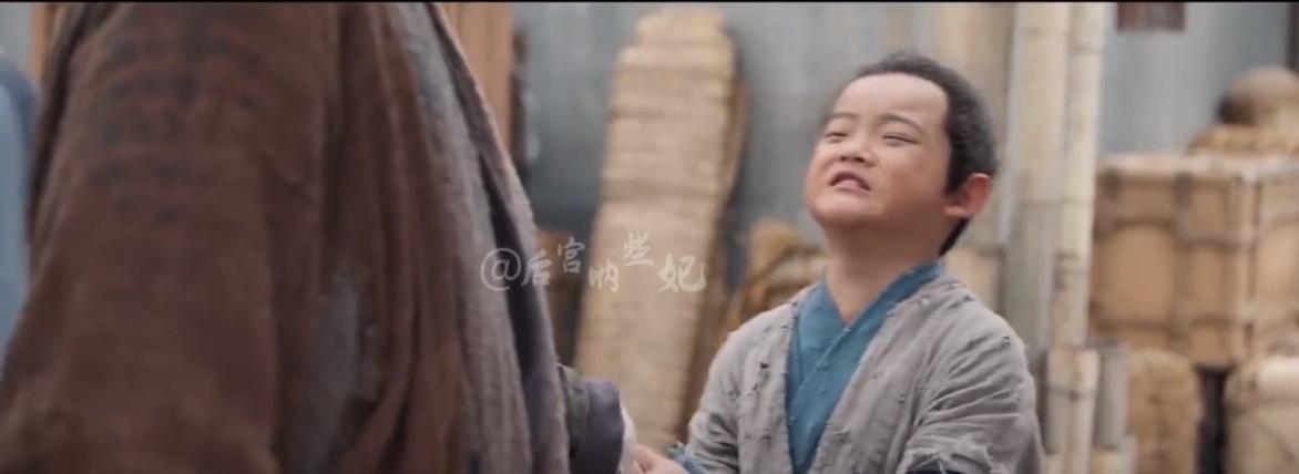 6岁女孩遭亲生母亲虐待,6岁女孩被父母虐待新闻