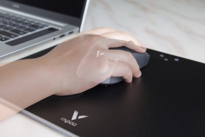 雷柏v1游戏鼠标好用吗,雷柏v20s用什么鼠标垫