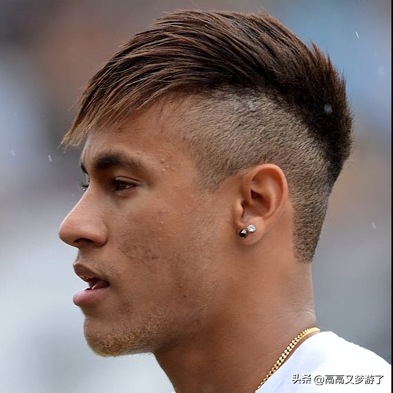 适合亚洲足球运动员的发型,足球球星发型男卷长发