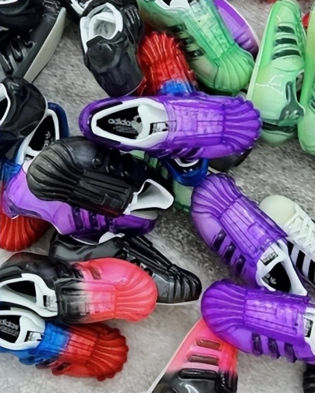 阿迪的一双运动鞋,adidas阿迪达斯三叶草多巴胺