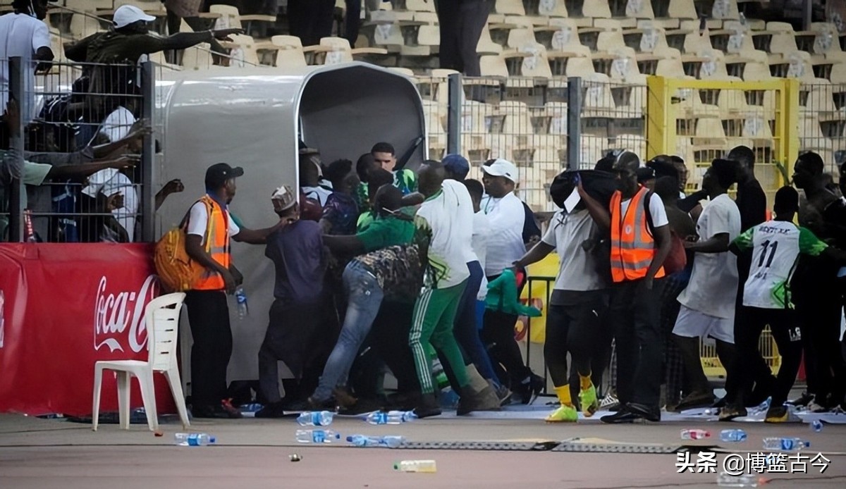 尼日利亚球员被球迷追打,尼日利亚男足最新消息