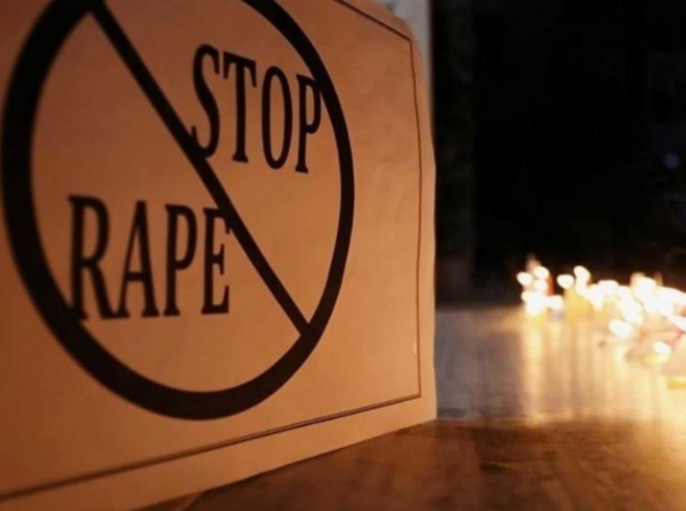 美国女孩遭杀害后残忍报复施暴者,美国15岁女孩杀害性侵者被判缓刑