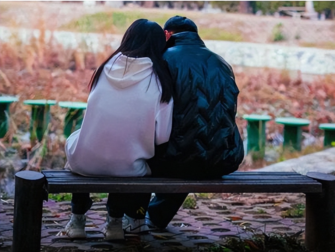 新婚夜妻子独守空房，电话响起，里面传出丈夫和女儿的激情声