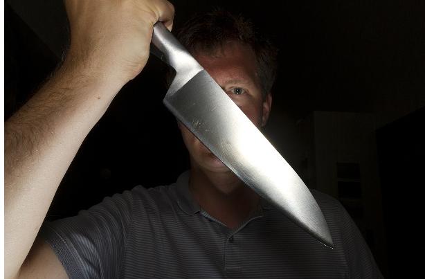 70岁老汉砍死村霸，将手脚筋全部挑掉，老汉：他*辱侮**我儿媳妇！