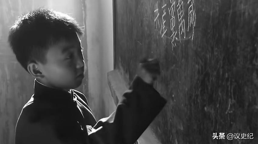 78岁老人被儿媳赶出家门，真实身份暴露后，政府直接送来30万津贴