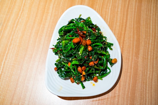 陈姨将包送保姆,她女儿说包里有价值10万钻戒,保姆放下3万辞职