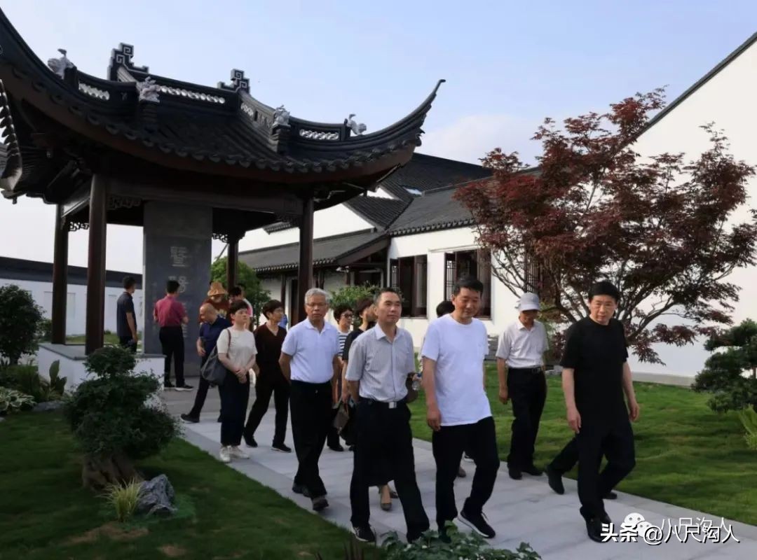 参战老兵向所有的军嫂致敬,所有的中国军人向革命老战士致敬