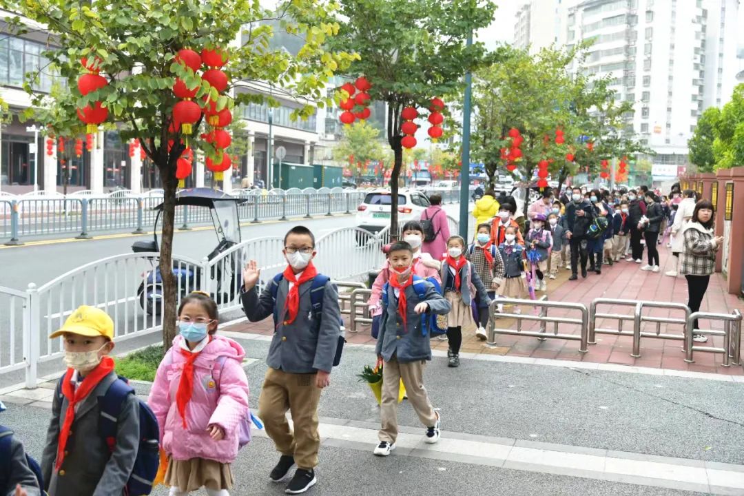 沪明情向未来丨开学第一天,沪明小学里的“沪明情”!