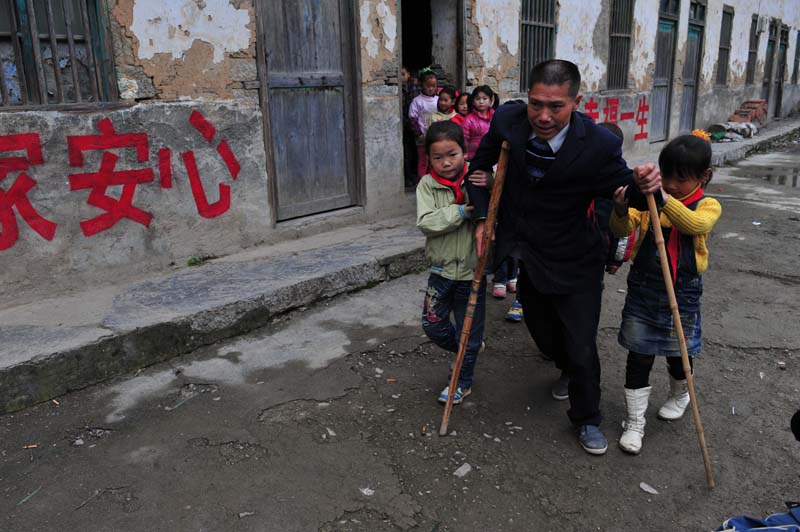 11年前，那个“拄着双拐”给山区孩子上课的谭定才，后来怎么样了