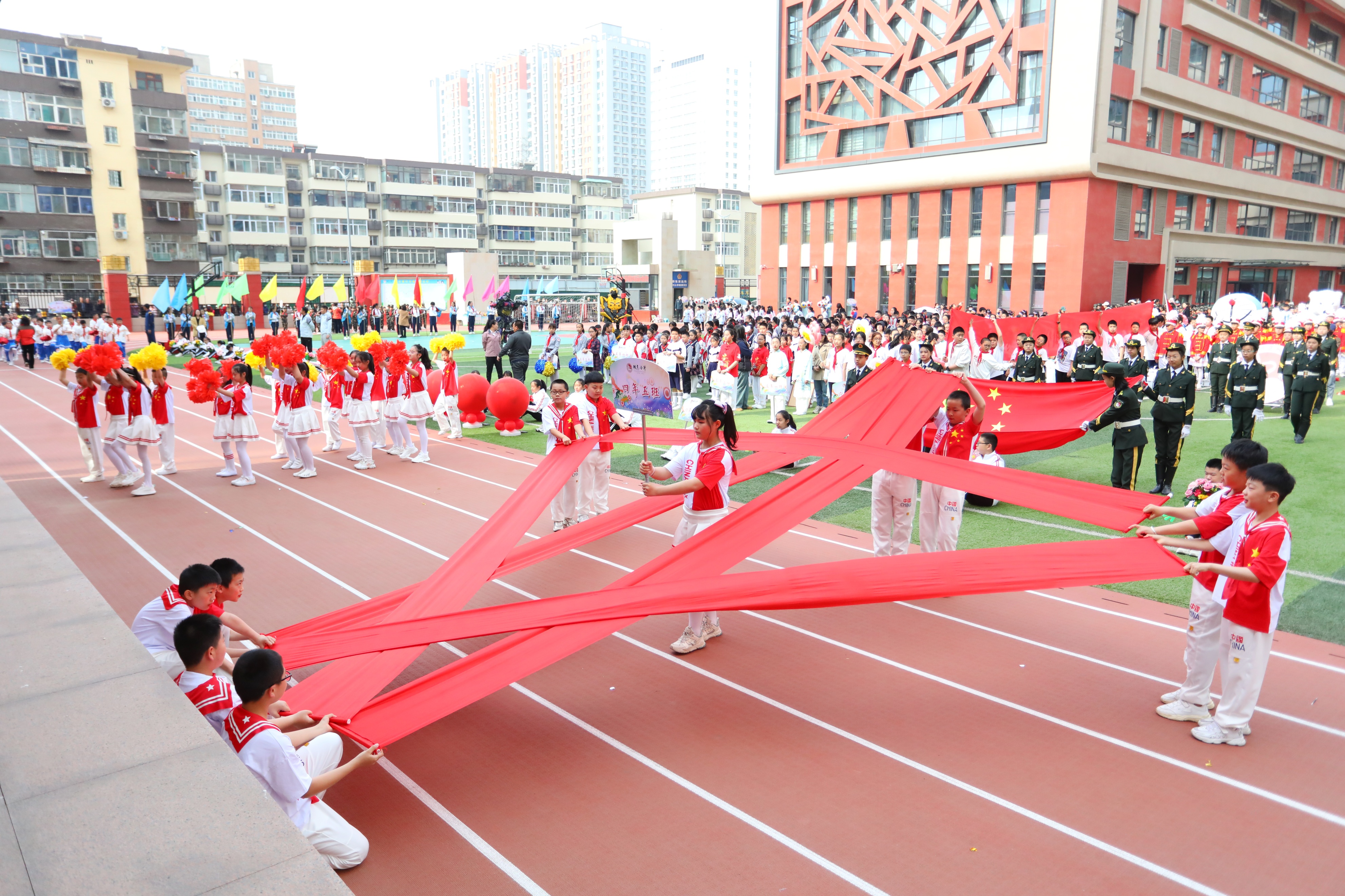 斗争精神迎挑战奋进拼搏创未来——迎泽区双东小学举行春季运动会