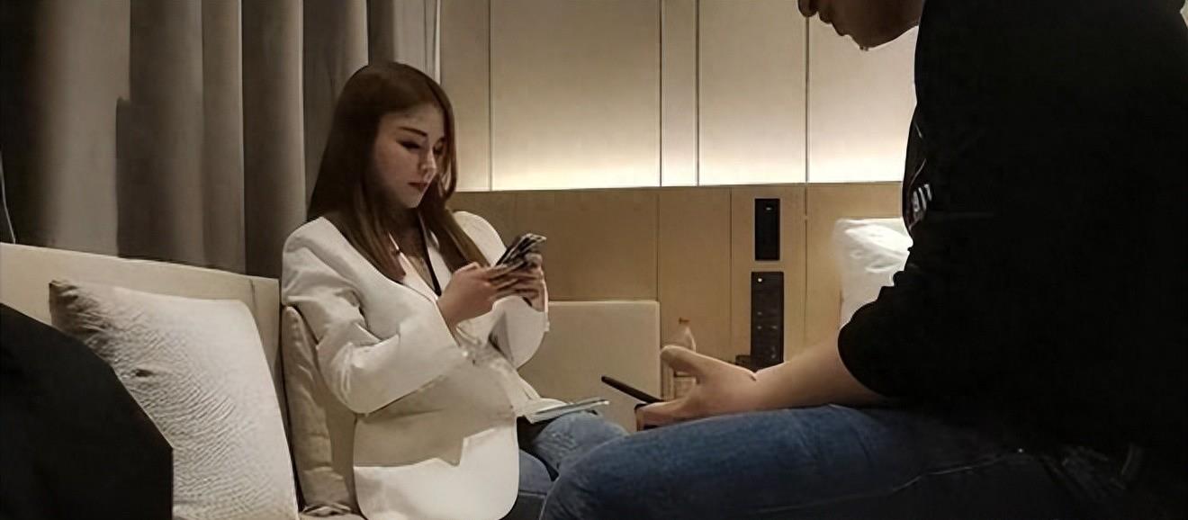 江苏一“鸭店”被警方捣毁，嫖客竟全是女富婆，最小嫖客才25岁！