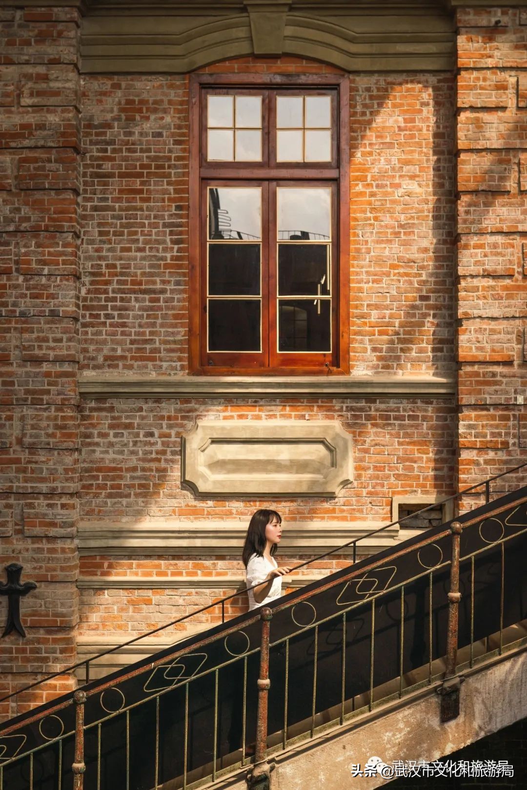 武汉人在江边,一个人在武汉江边