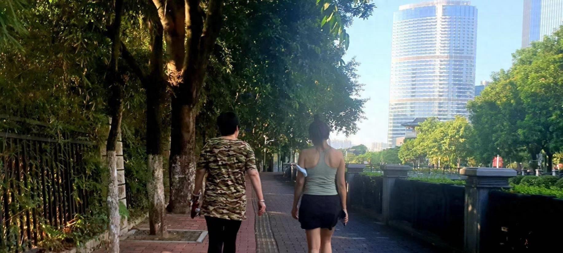 60岁教师在医院当保洁,做保洁工资才3000少吗