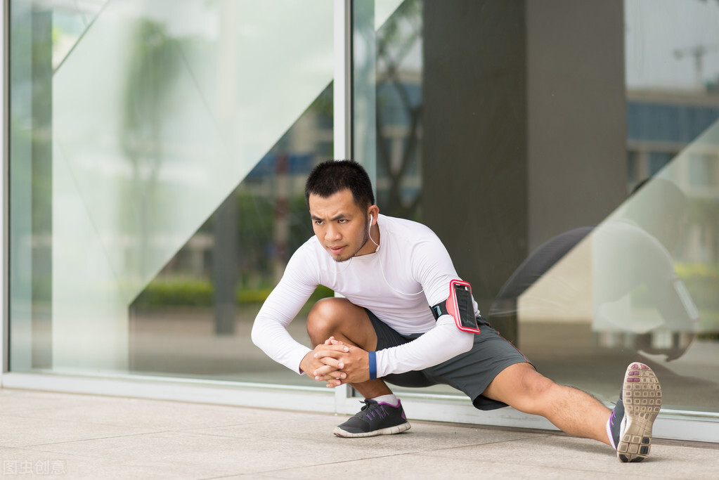 长时间不剧烈运动突然运动腿肉疼,长时间不运动后剧烈运动背部痛