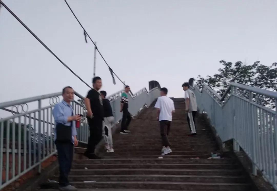 学车打不还手骂不还口,考驾照是考试费自己交吗