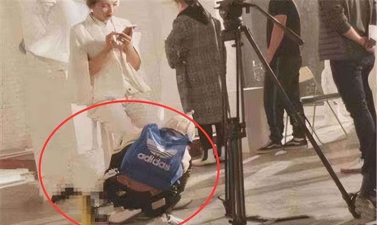 助理伺候明星捏脚,助理伺候明星跪下打伞