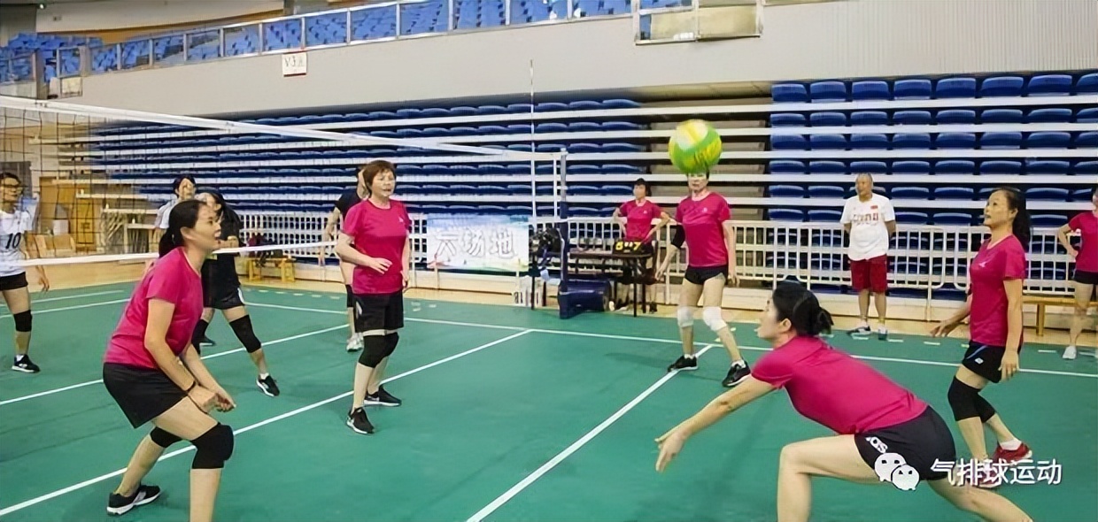 体育排球垫球游戏,排球多种方式的垫球游戏